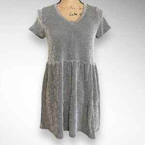 CAUTION TO THE WIND Short Sleeve V-Neck Black White Ribbed Babydoll Dress | EUC